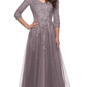 Elegant Long Sleeve Lace Gown in Mauve